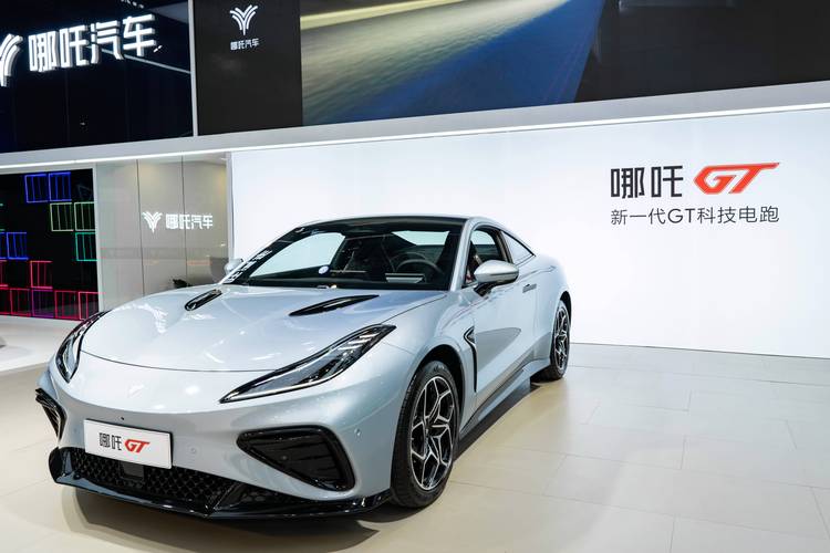 佛山168哪吒汽车在智能汽车领域的表现，领途汽车在新能源汽车市场中的影响力